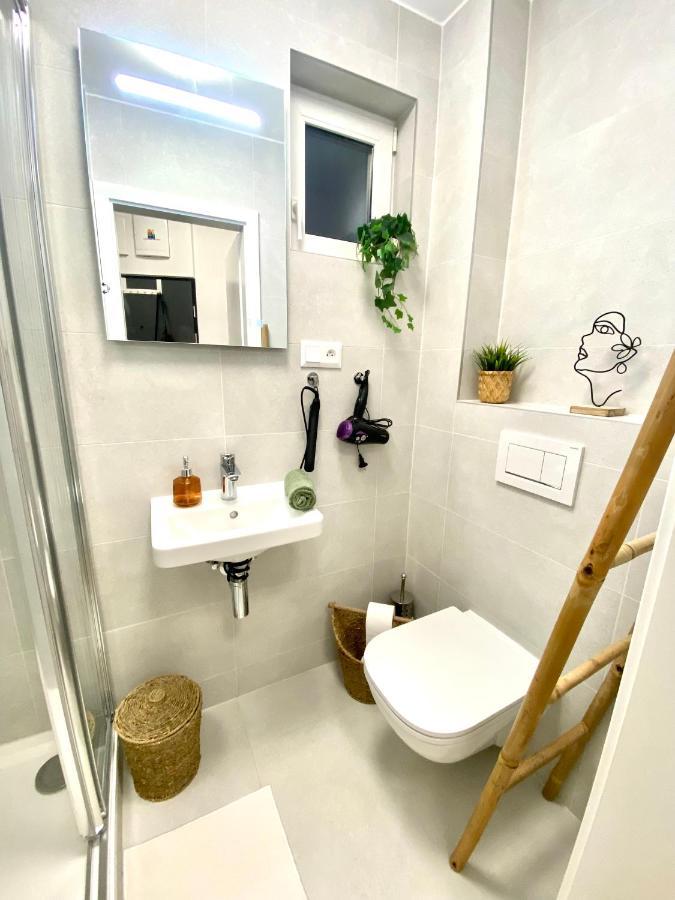 Brand New Design Studio Emerald - Old Town A/C Bratislava Exterior foto